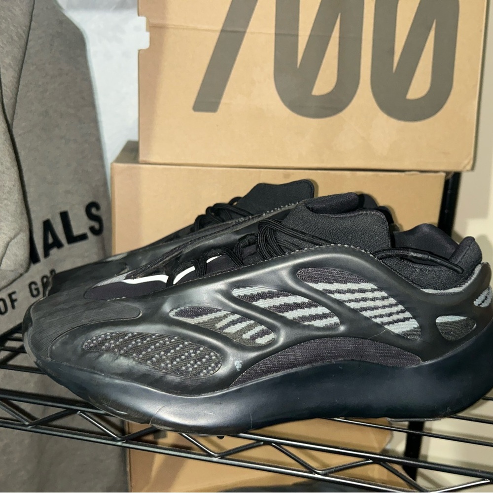 -Yeezy 700 Dark Glow
-Used